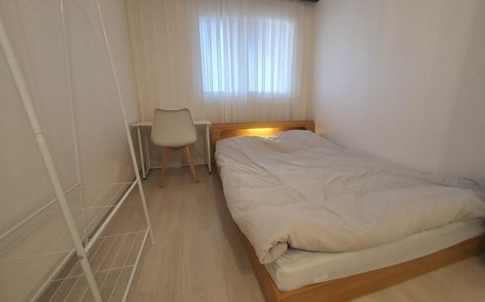 Near Hongik univ,3rooms,4beds, 2nd floor [3]-15