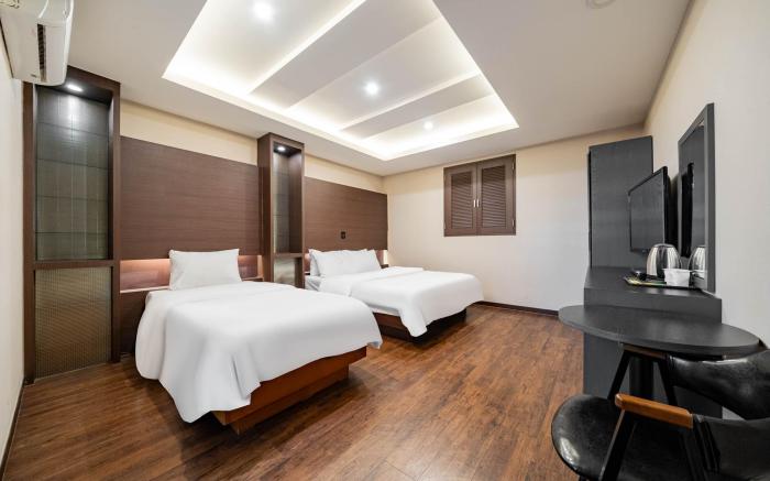 HOTEL AIRPORT TOURIST JUNE 