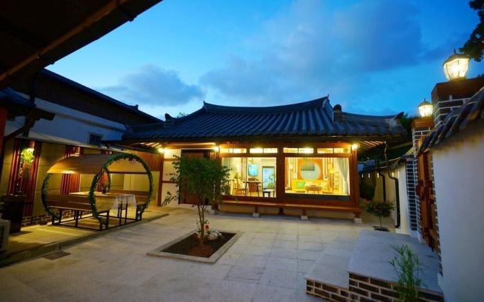 Geuligobom Dokchae Pension