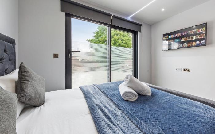 Serviced Modern Luxury Flat near Central London