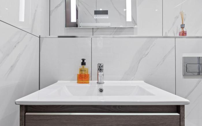 Modern Spacious Sleeps 4 Studio Golders Green