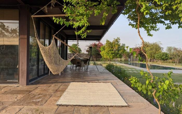 RajNikas Farm: Top-Rated Glass House with Pool