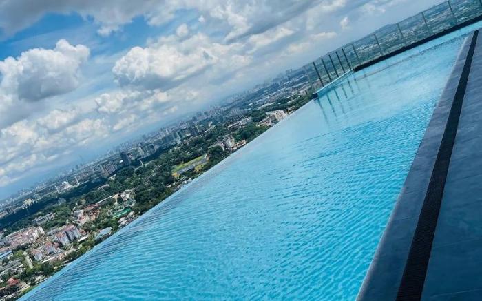 Sky pool 4 star hotel grade stay in i-City 18