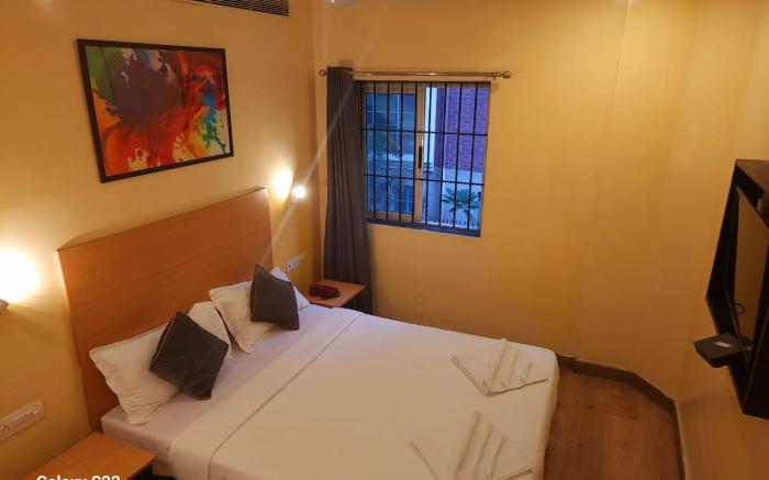 Hotel Consulate By BookMeriHotel