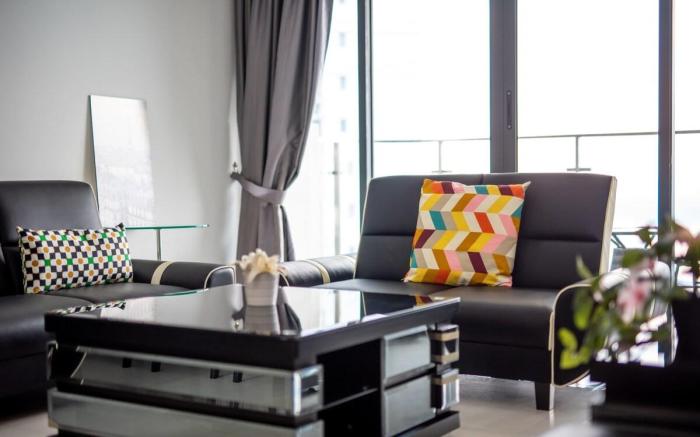 Chic 3BR in Danga Bay with Water Views & Parking
