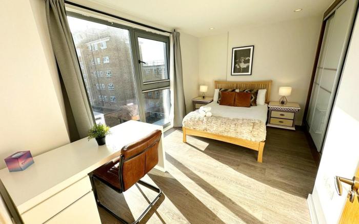 Contemporary Shoreditch Gem: 3-Bed Flat