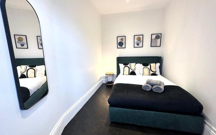 Modern Flat Steps Away from Bustling Hoxton Square