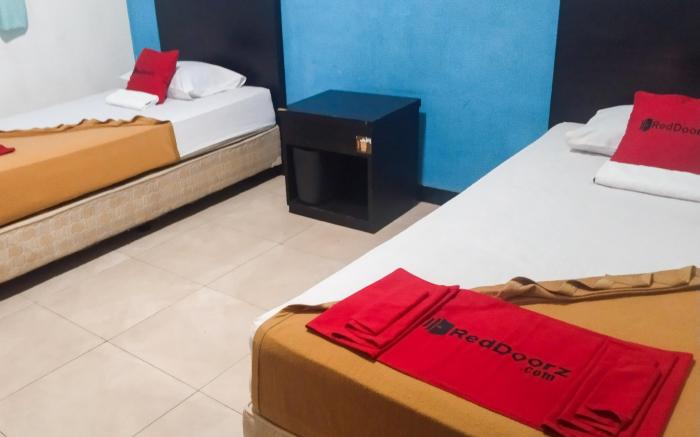 RedDoorz near Living Plaza Palembang