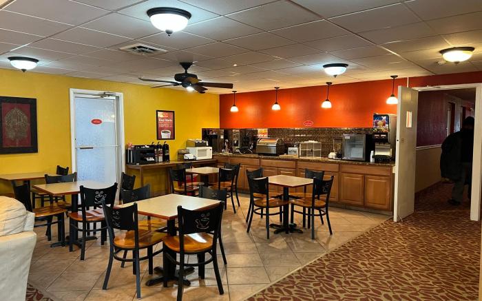 Econo Lodge Inn & Suites