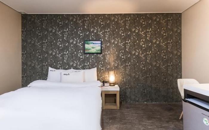 Jeonju Geumamdong Hotel White