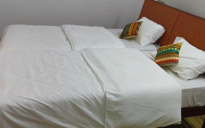 Tess Holistay  Deluxe Room no 6 with balcony