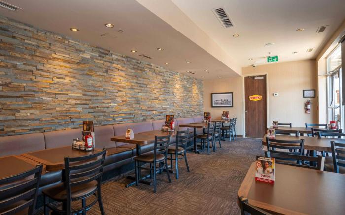 Sandman Signature Mississauga Hotel