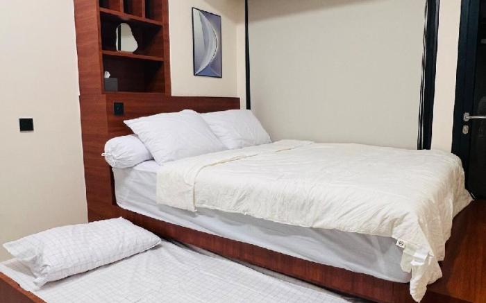 Meisterstadt Pollux 1 Queen Bed with 1 Single bed