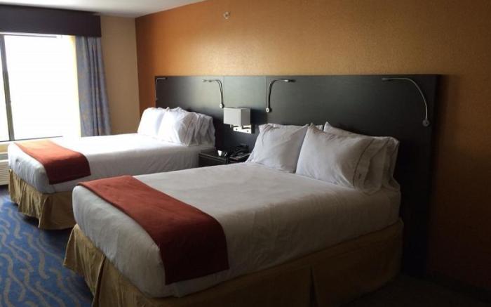Holiday Inn Express & Suites St Louis Airport by IHG