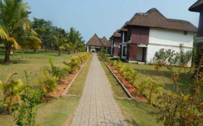 Le Pondy - Beach and Lake Resort