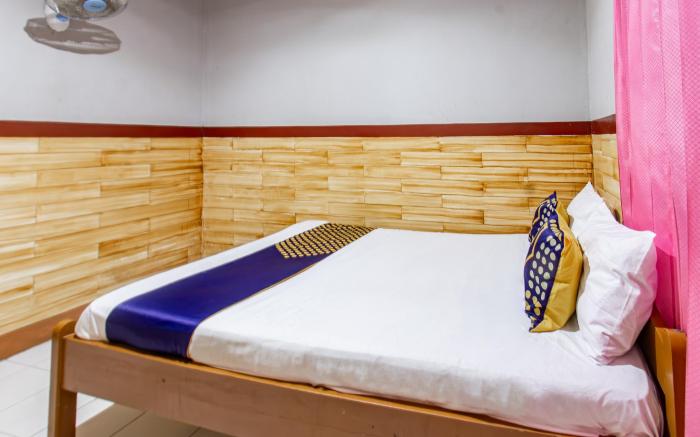 SPOT ON 93517 De Lanang Homestay Near Masjid Janapria