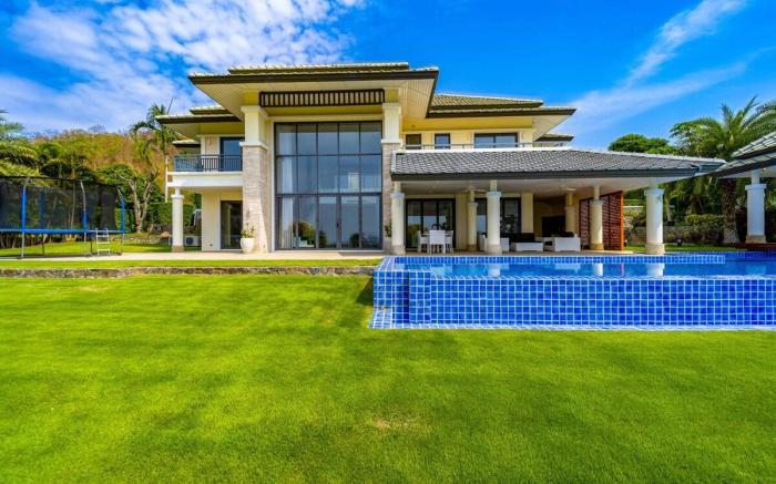 Luxury Mansion On Golf Course (BMG5)