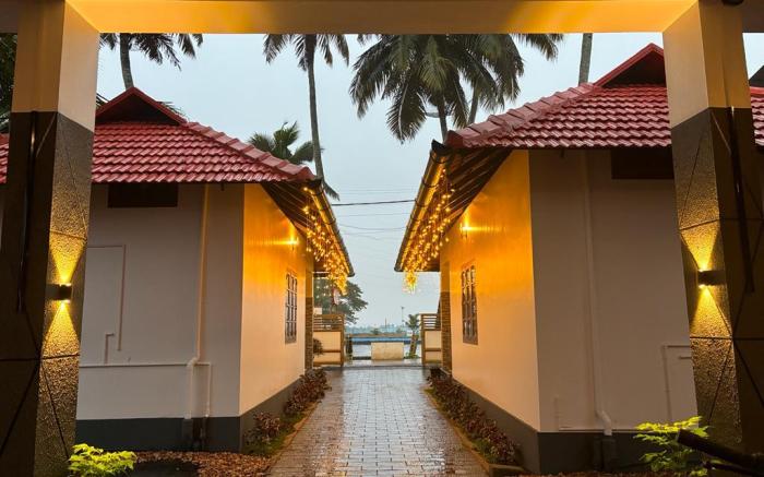 PUNNAMADAKKARAN LAKESHORE VILLAS