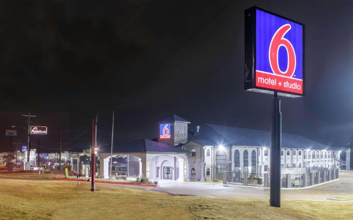 Studio 6  Suites Brenham, TX