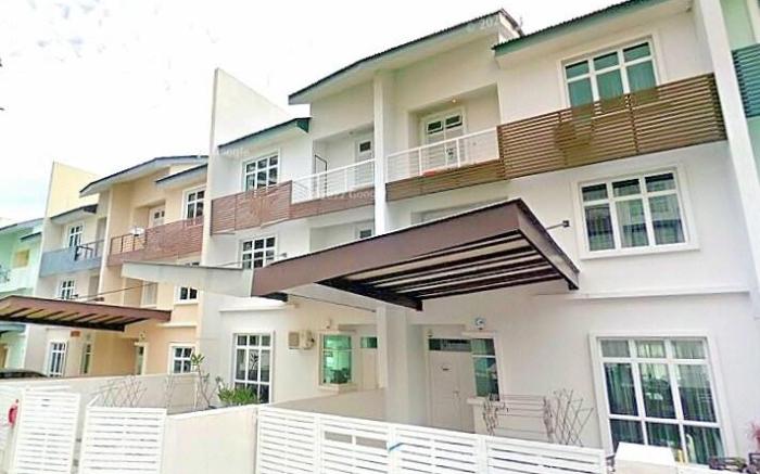 Shamrock Hideout: 25-Guest Coastal Villa