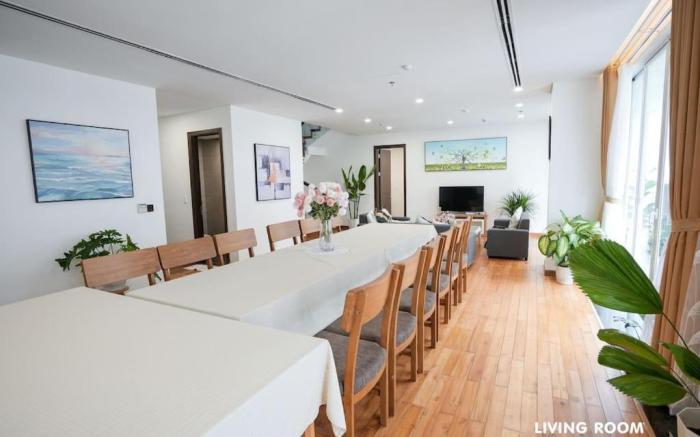 Modern & Charming Penthouse Apt* 5BRs in Center