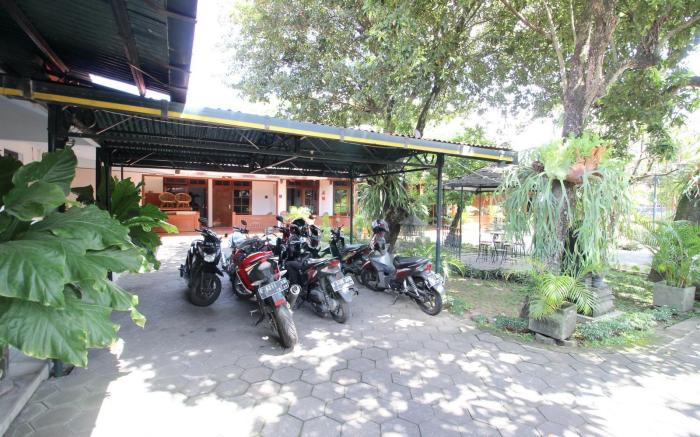 RedDoorz Plus near Alun Alun Selatan 2