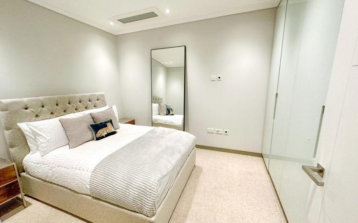 Splendour 3BR flat in Mayfair w/ Fireplace & Patio
