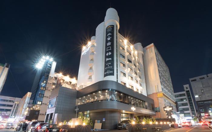 Workers Hotel Daejeon by Aank