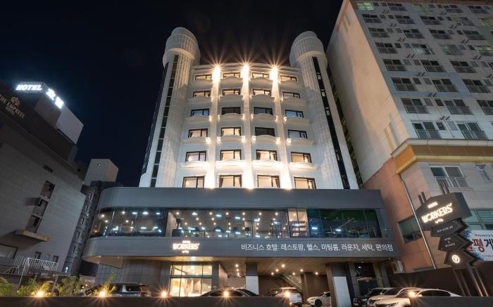 Workers Hotel Daejeon by Aank