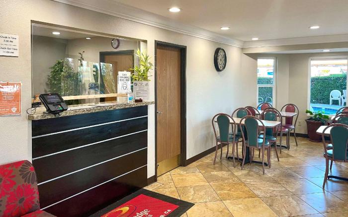 Econo Lodge Inn & Suites