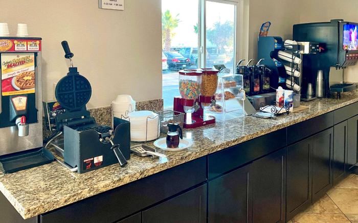 Econo Lodge Inn & Suites