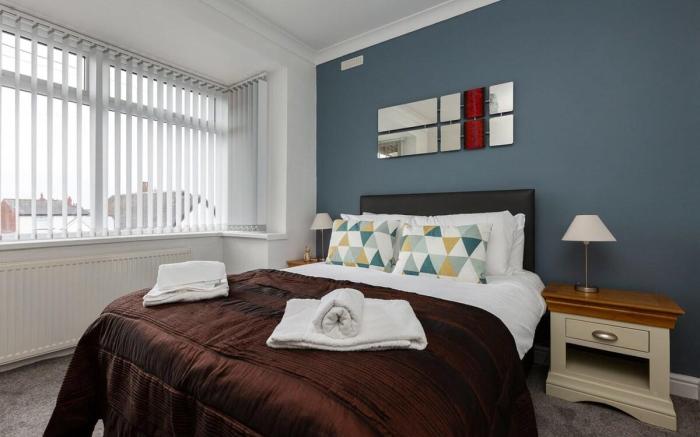 Hillside House | 2 Bedrooms parking WI-FI Hospital
