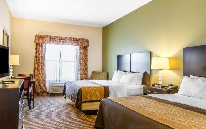 Comfort Inn & Suites Shawnee North near I-40