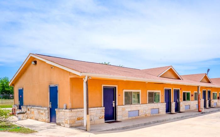Atria Extended Stays By OYO, Jourdanton, TX