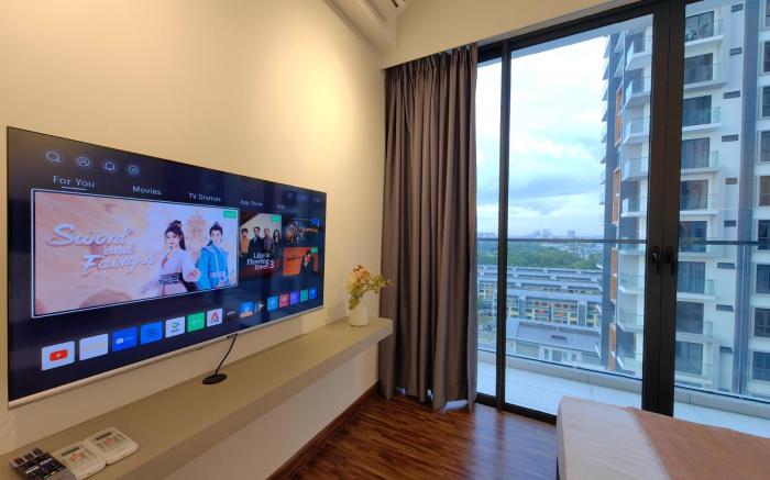 K Avenue *Sunset Balcony View* (5 mins to Airport)