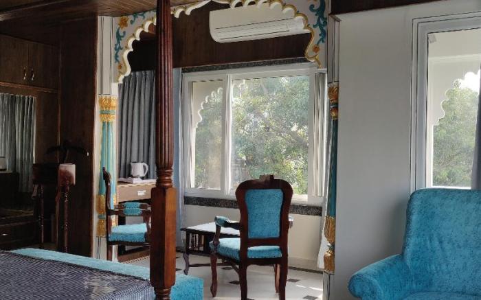 Jheel Hotel & Restaurant