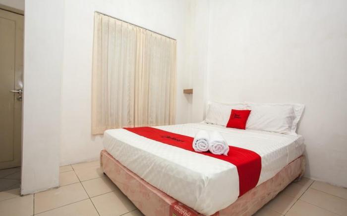 RedDoorz near Taman Bungkul