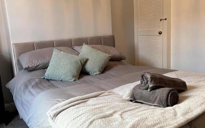 Spacious 2-Bedroom House in Stockton Heath