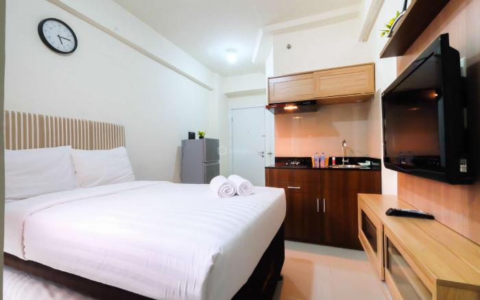 Studio Green Pramuka City Apartment By Travelio