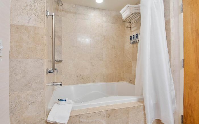 Four Points by Sheraton Melville Long Island