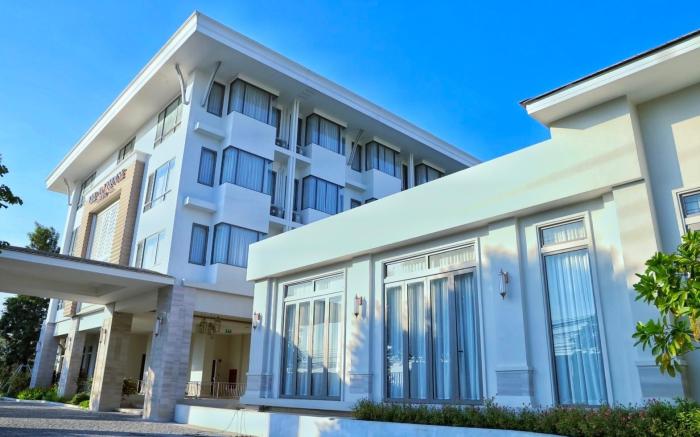 THE NAVY HOUSE HOTEL