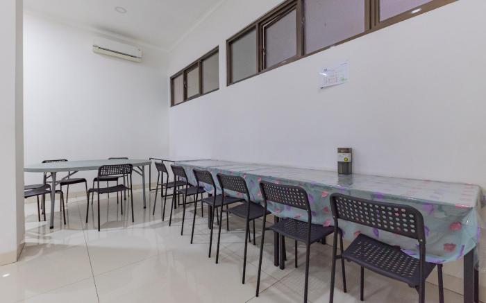 RedDoorz near Kiara Artha Park