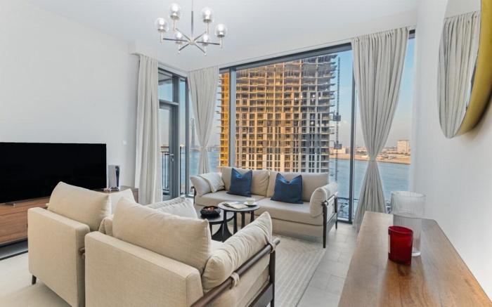 Bright 2BR, Top tower Creek Rise
