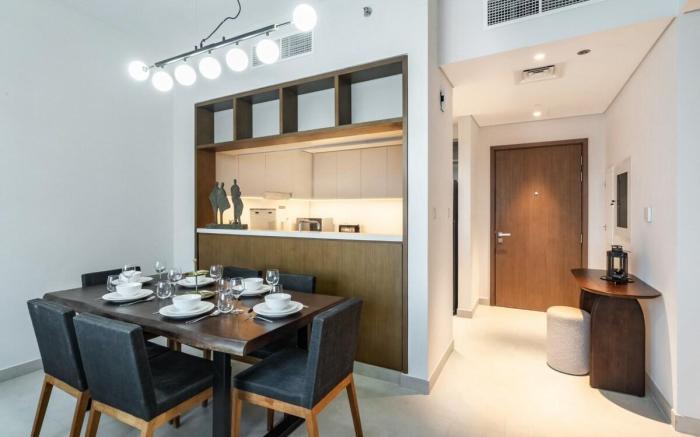 Bright 2BR, Top tower Creek Rise