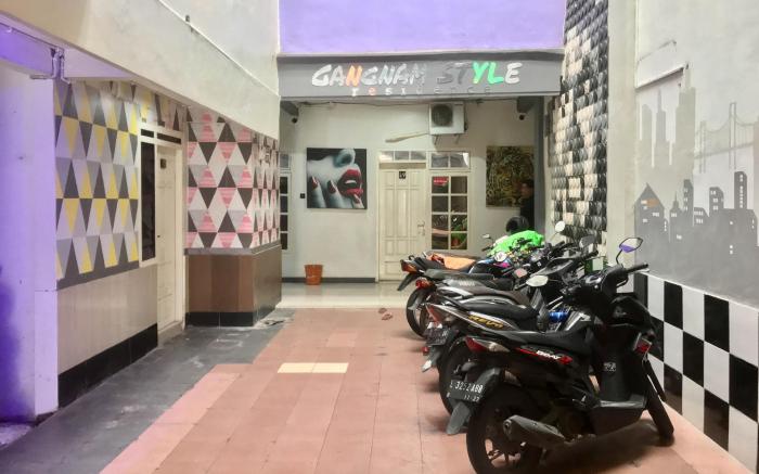 Gangnam Style Residence Mitra RedDoorz near MERR Surabaya