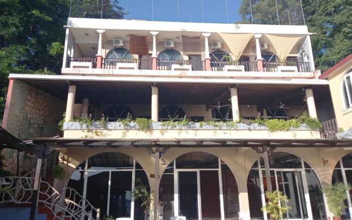 La Ribiera del Lago Peten Itza