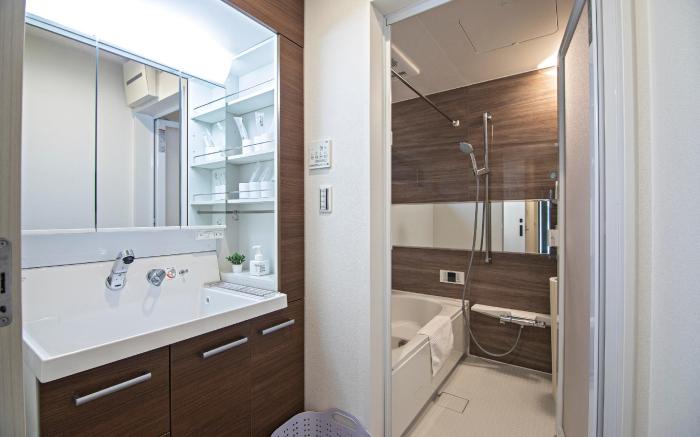 Tabitime・小路東 駅徒歩2分｜電車で難波まで13分｜新築3階車庫付き戸建て｜4LDK最大8人