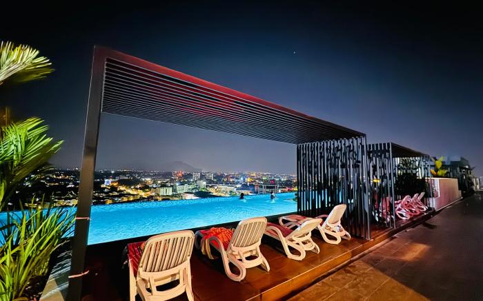 The Horizon SkyPool Suites by 4-11Pax IWH