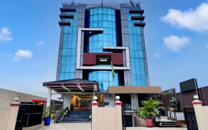 Super Townhouse Hatigaon Near Medicity Formerly Hotel Grand Majesty