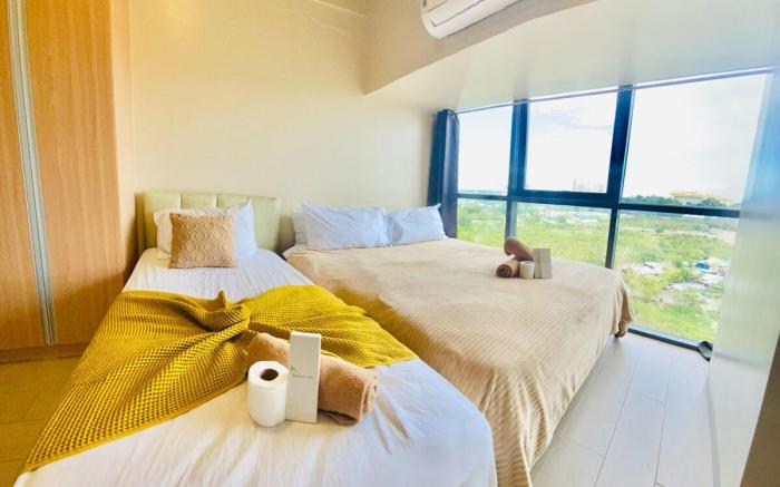 MACTANNEWTOWN2BR w/ 4 beds with Pool Access 